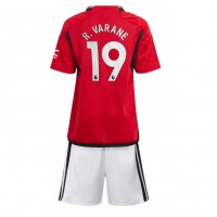 Camiseta Manchester United Raphael Varane #19 Primera Equipación Replica 2023-24 para niños mangas cortas (+ Pantalones cortos)